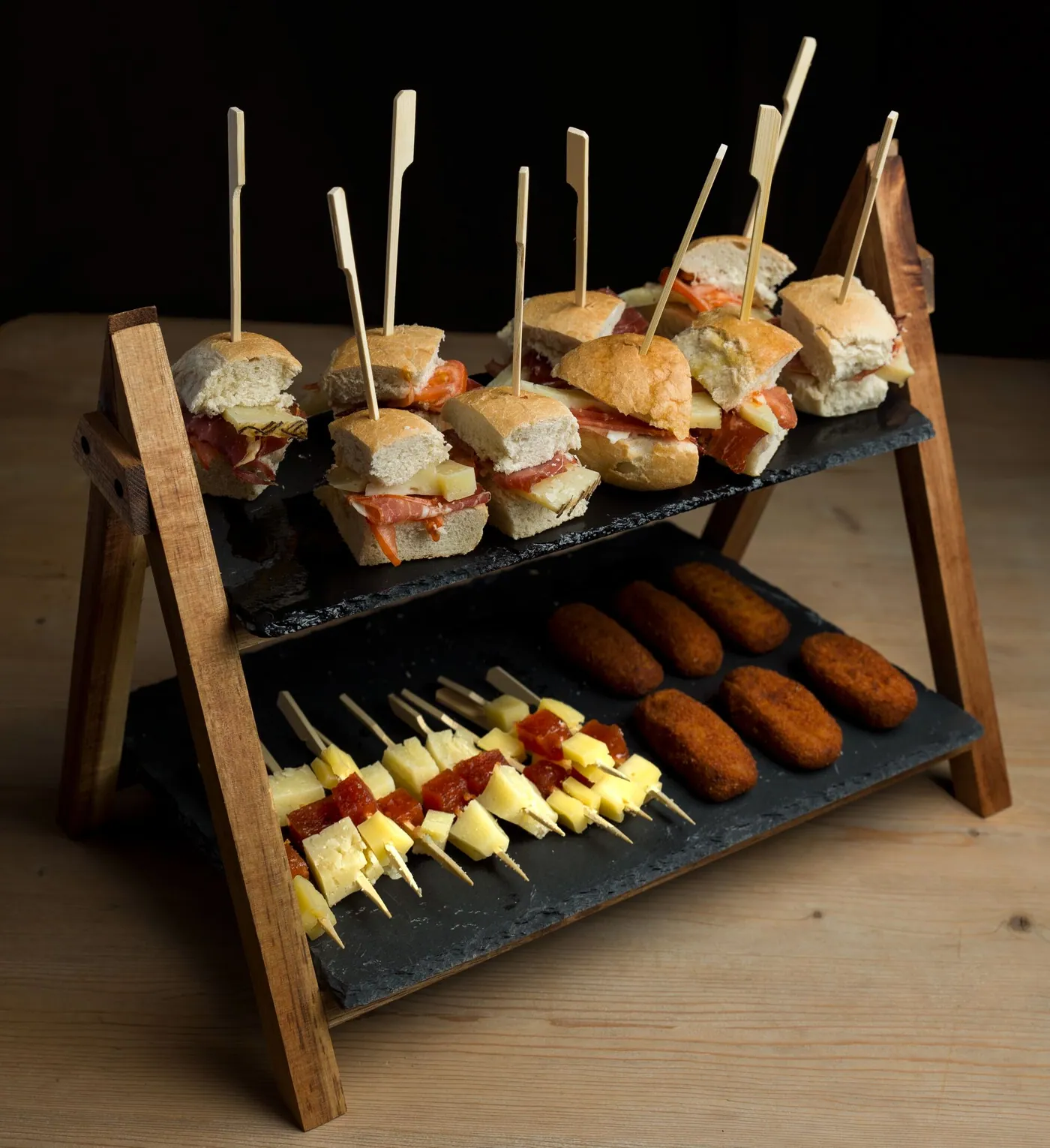 Expositor con montaditos, croquetas y brochetas para compartir